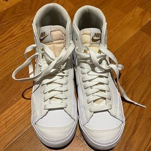 Woman’s Blazer Mid ‘77 LX ‘Lucky charms- white’